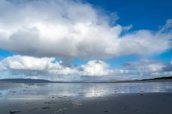 Nubes cúmulos sobre la playa en Irlanda. — Foto de Stock