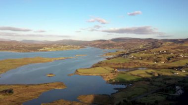 Donegal County 'deki Ballyiriston ve Gweebarra Körfezi' nin havadan görünüşü - İrlanda