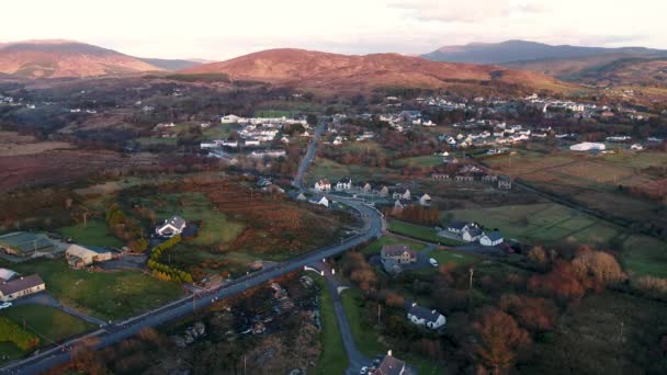 Flygfoto över Glenties i grevskapet Donegal, Irland — Stockvideo