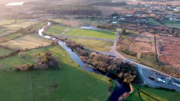 Vista aérea do campo de futebol em Glenties, Condado de Donegal, Irlanda — Vídeo de Stock