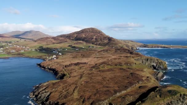 Vista aérea da bela costa de Kilcar no Condado de Donegal - Irlanda — Vídeo de Stock