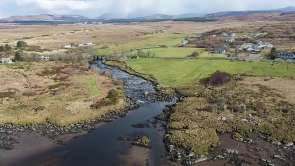 Luftaufnahme der Mündung des Owenea-Flusses bei Ardara im County Donegal - Irland — Stockvideo