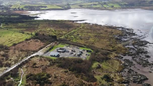 Uitzicht vanuit de lucht op de waterzuiverings- en rioolwaterzuiveringsinstallatie in Ardara in County Donegal - Ierland — Stockvideo