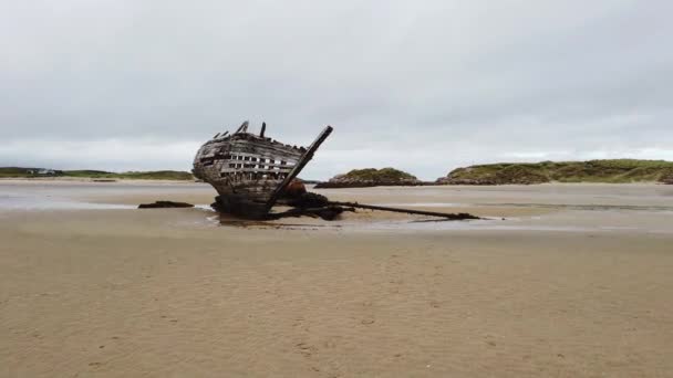 Shipwreck called Bad Eddie in the rain in County Donegal, Ireland - Translation : Boat Eddie — Stock Video
