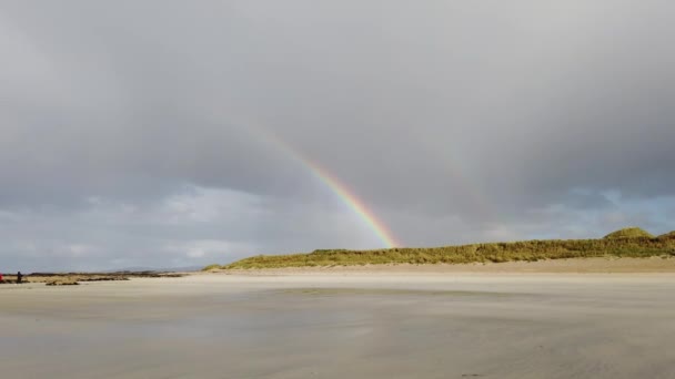 Regenbogen über Carrickfad von Portnoo in Donegal - Irland. — Stockvideo