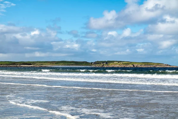 A ilha de Inishkeel no Condado de Donegal, Irlanda, vista da praia de Narin — Fotografia de Stock