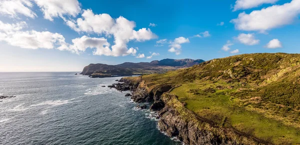 Vista aérea da bela costa de Kilcar e Teelin no Condado de Donegal - Irlanda — Fotografia de Stock