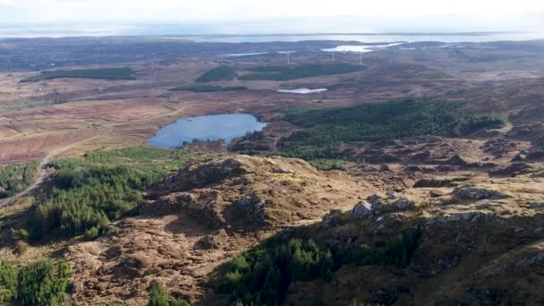 Widok z lotu ptaka na Lough Aroshin by Killybegs, County Donegal - Irlandia — Wideo stockowe