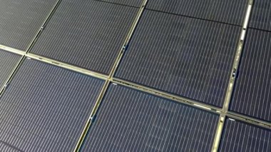 Yeni tip koyu renkli fotovoltaik hücreler güneşte elektrik enerjisi üretiyorlar.