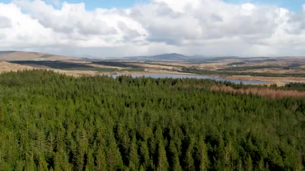 Вид с воздуха на Лох-Адири Киллибегса, водохранилище пресной воды, графство Донегал - Ирландия. — стоковое видео