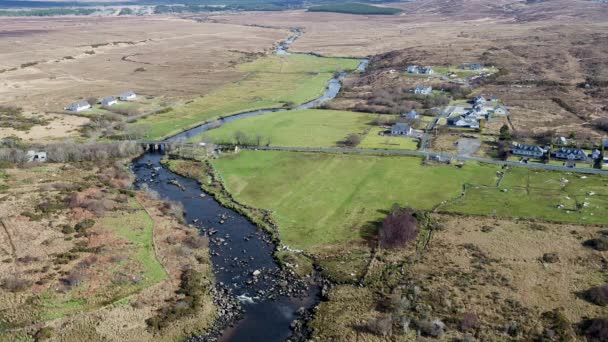 Vista aérea da foz do rio Owenea por Ardara no condado de Donegal - Irlanda — Vídeo de Stock