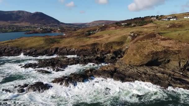 Flygfoto över den vackra kusten i Kilcar och Teelin i grevskapet Donegal - Irland — Stockvideo