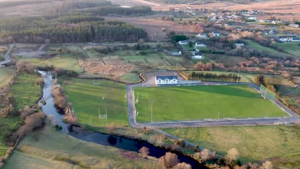 Veduta aerea del campo da calcio di Glenties nella contea di Donegal, Irlanda — Video Stock