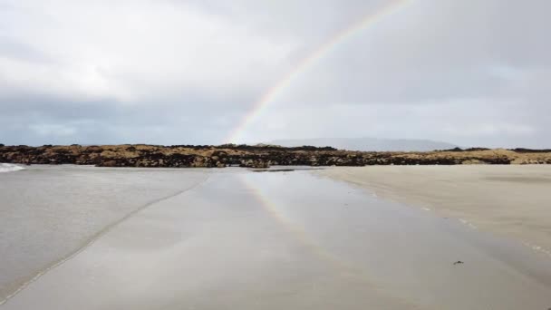 Rainbow above Carrickfad di Portnoo in Donegal - Irlanda. — Video Stock