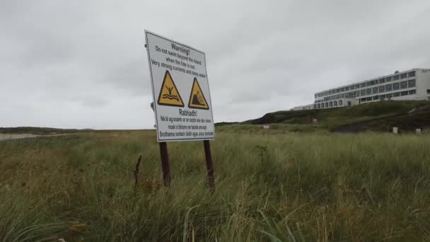Bunberg, Ireland - September 16, 2021: Sign warning of strong currents next to the Ostan Gweedore — Stock Video