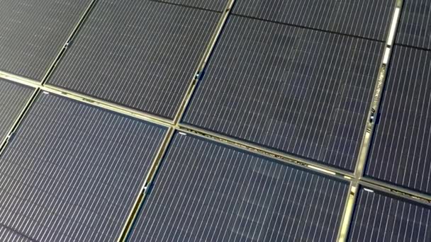 Nuevo tipo de células fotovoltaicas oscuras que producen energía eléctrica en el sol — Vídeo de stock
