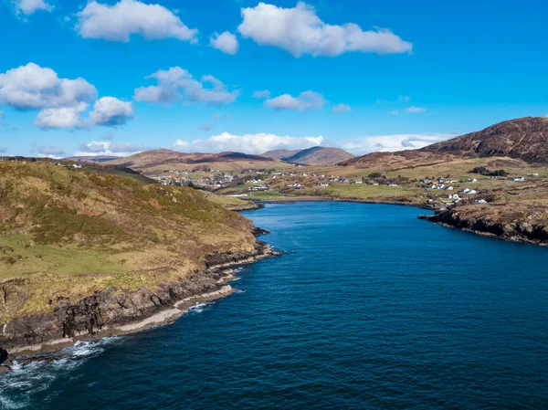 Vista aérea da bela costa de Kilcar no Condado de Donegal - Irlanda — Fotografia de Stock