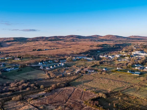 Flygfoto över Glenties i grevskapet Donegal, Irland — Stockfoto