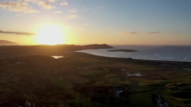 Estabelecimento de uma típica aldeia costeira irlandesa ao pôr do sol — Vídeo de Stock