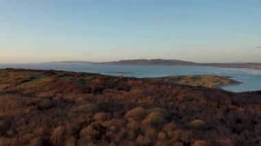 Gün batımında tipik İrlanda kıyı köyünün kurulması