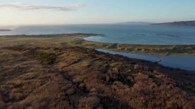 Gün batımında tipik İrlanda kıyı köyünün kurulması