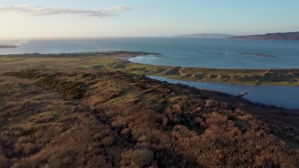 Oprichting van typisch Iers kustdorp bij zonsondergang — Stockvideo