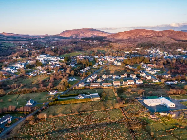Flygfoto över Glenties i grevskapet Donegal, Irland — Stockfoto