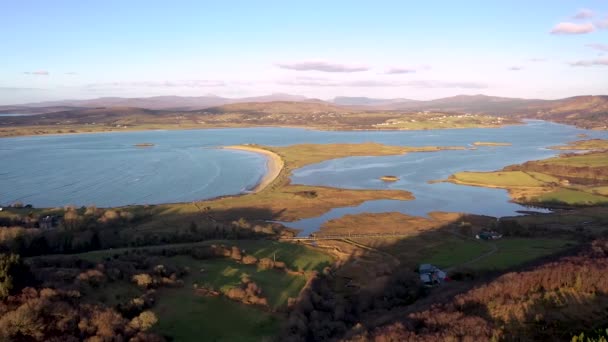Arka planda Gweebarra Körfezi ile Maas ve Ballyiriston arasındaki köprünün havadan görüntüsü - Donegal İlçesi - İrlanda — Stok video