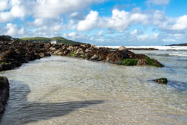 Hermosas piscinas de rocas en la playa de Narin por Portnoo, Condado de Donegal, Irlanda. —  Fotos de Stock