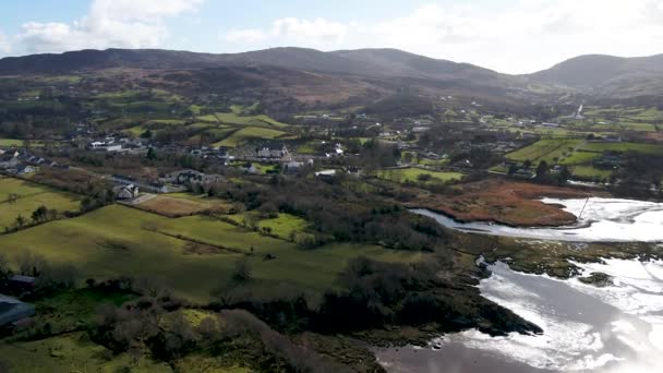 Vista aérea de Ardara en el Condado de Donegal - Irlanda — Vídeo de stock