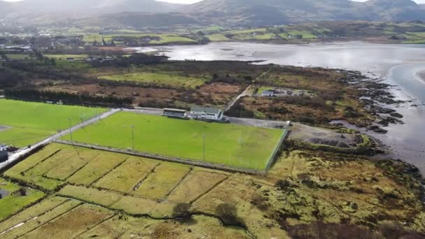 Ardara, Donegal, İrlanda 'daki futbol sahasının hava görüntüsü — Stok video