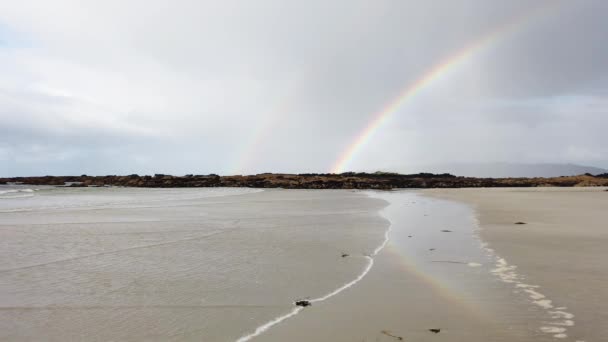 Regenbogen über Carrickfad von Portnoo in Donegal - Irland. — Stockvideo