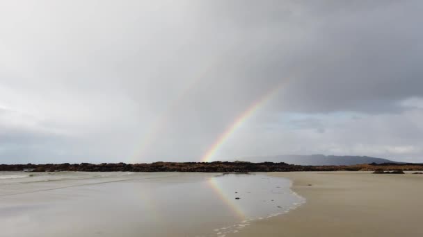 Regenbogen über Carrickfad von Portnoo in Donegal - Irland. — Stockvideo