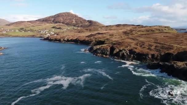 Vista aérea da bela costa de Kilcar no Condado de Donegal - Irlanda — Vídeo de Stock