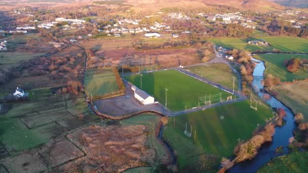 Vista aérea do campo de futebol em Glenties, Condado de Donegal, Irlanda — Vídeo de Stock