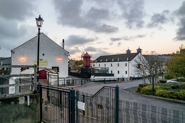 Bushmills, Northern Ireland - November 24 2021 : The Bushmills distillery is producing but closed during the Covid 19 pandemic — Stock Photo, Image
