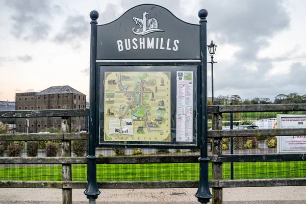Bushmills, Irlandia Północna - 24 listopada 2021 r.: Gorzelnia Bushmills produkuje, ale jest zamknięta podczas pandemii Covid 19 — Zdjęcie stockowe