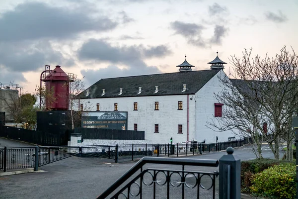 Bushmills, Noord-Ierland - 24 november 2021: De distilleerderij van Bushmills produceert maar is gesloten tijdens de Covid 19 pandemie — Stockfoto