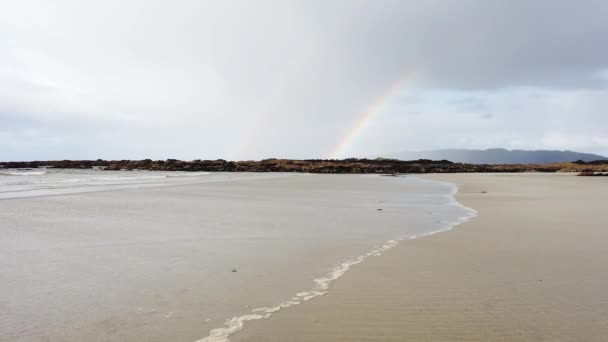 Regnbåge ovanför Carrickfad av Portnoo i Donegal - Irland. — Stockvideo