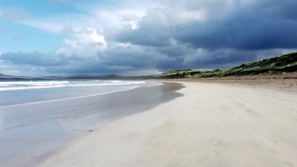 アイルランドのドニゴール州のビーチ、ナリン県のポルノで劇的な雲 — ストック動画