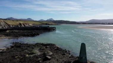 Donegal İlçesindeki Ballyness İskelesi 'nin havadan görünüşü - İrlanda