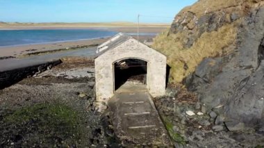 Donegal, İrlanda 'daki Ballyness İskelesi Kayıkhanesi' nin hava görüntüsü