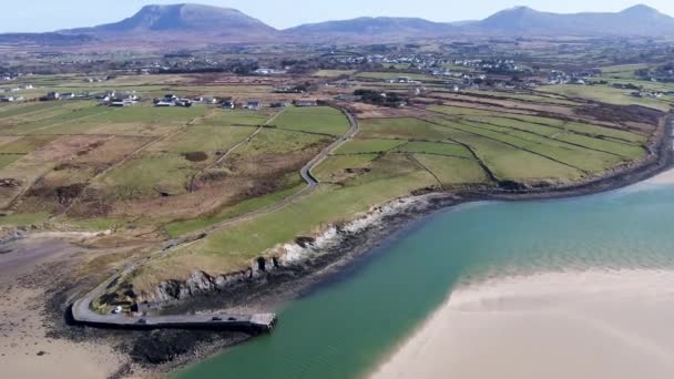 Widok z lotu ptaka Ballyness Pier w hrabstwie Donegal - Irlandia — Wideo stockowe