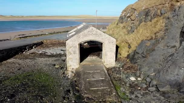 Vista aérea de Ballyness Pier Boats House en el Condado de Donegal - Irlanda — Vídeo de stock