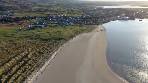 Donegal Bölgesi 'ndeki Dunfanaghy' nin havadan görünüşü - İrlanda — Stok video