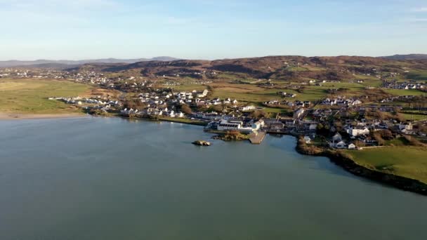 Donegal Bölgesi 'ndeki Dunfanaghy' nin havadan görünüşü - İrlanda — Stok video