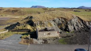 Ballyness Körfezi, County Donegal, İrlanda - 20 Mart 2022: Kayıkhane yıkılıyor