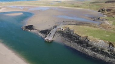 Donegal İlçesindeki Ballyness İskelesi 'nin havadan görünüşü - İrlanda