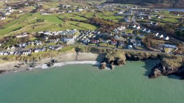 Portnablagh, Co. Donegal, İrlanda 'nın güneşli kayalık kıyılarının hava görüntüleri.