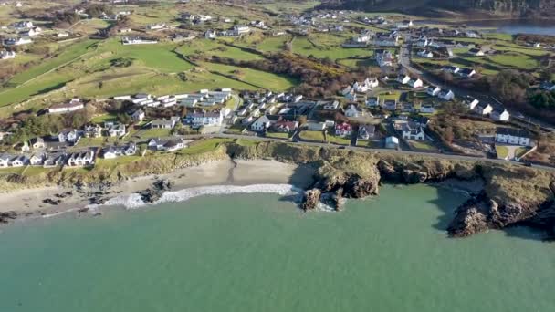 Portnablagh, Co. Donegal, İrlanda 'nın güneşli kayalık kıyılarının hava görüntüleri. — Stok video
